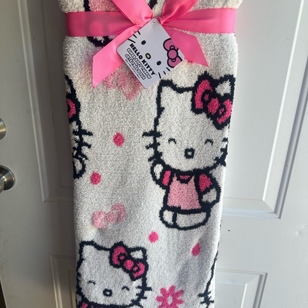 NWT Sherpa white daisy hello kitty throw